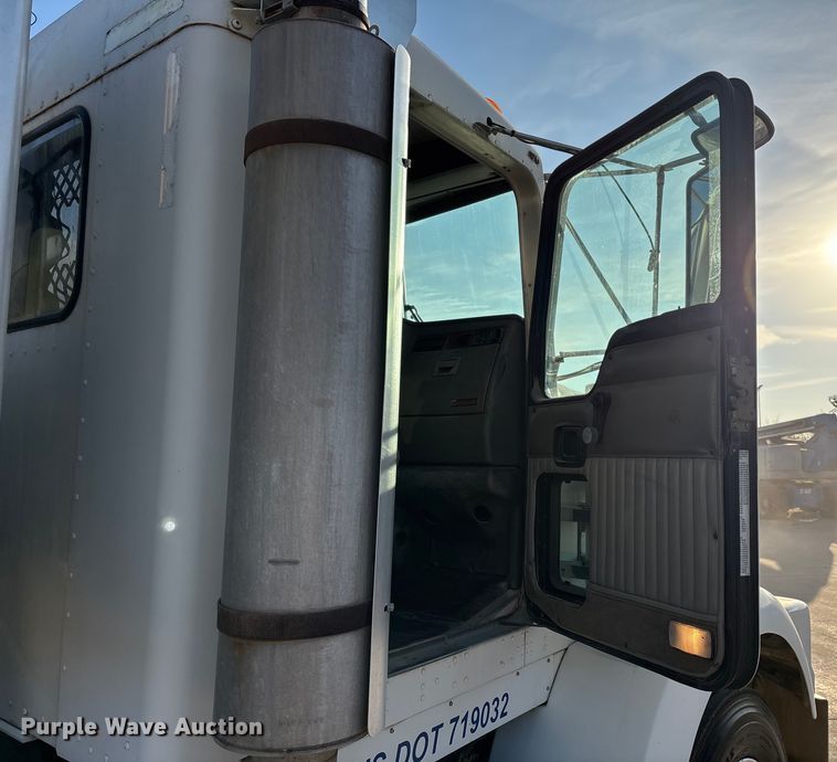 image for item EE1387 2006 Kenworth T800 semi truck