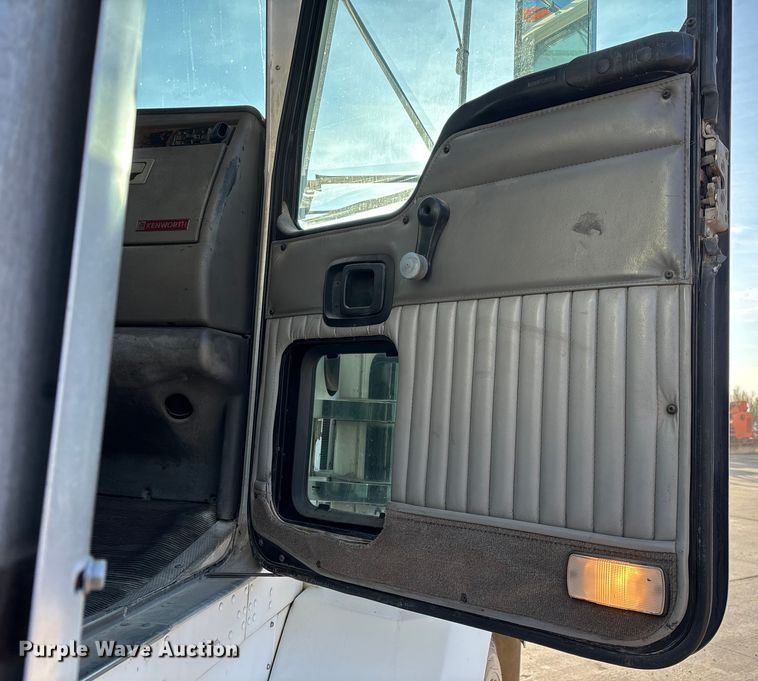 image for item EE1387 2006 Kenworth T800 semi truck