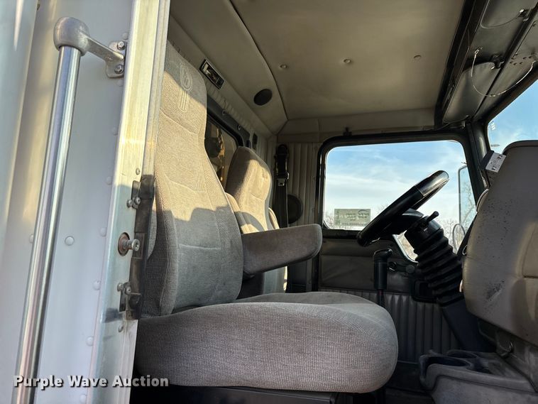 image for item EE1387 2006 Kenworth T800 semi truck