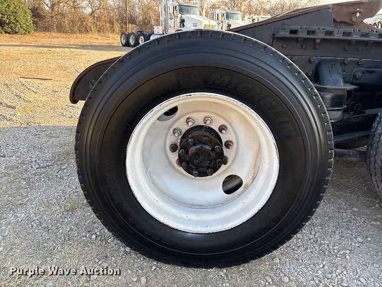 image for item EE1387 2006 Kenworth T800 semi truck