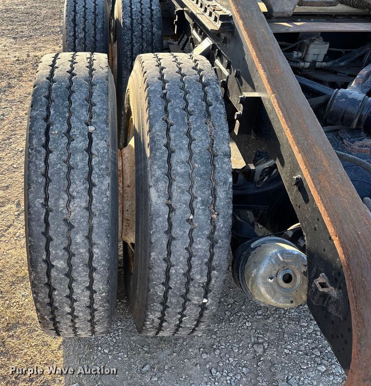 image for item EE1387 2006 Kenworth T800 semi truck