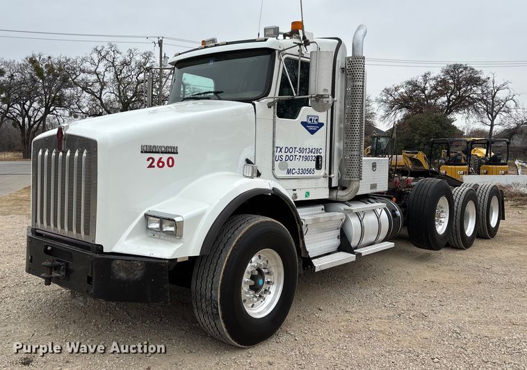 image for item EE1390 2014 Kenworth T800 semi truck