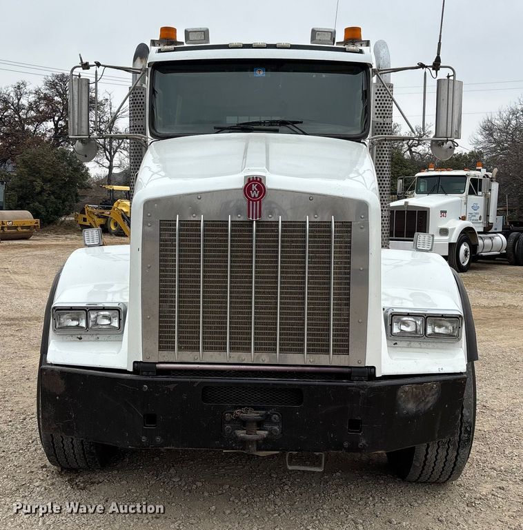 image for item EE1390 2014 Kenworth T800 semi truck