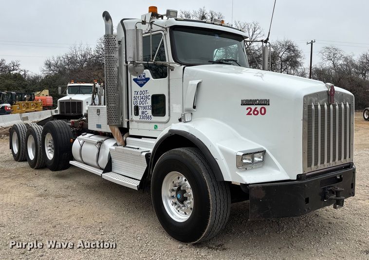 image for item EE1390 2014 Kenworth T800 semi truck