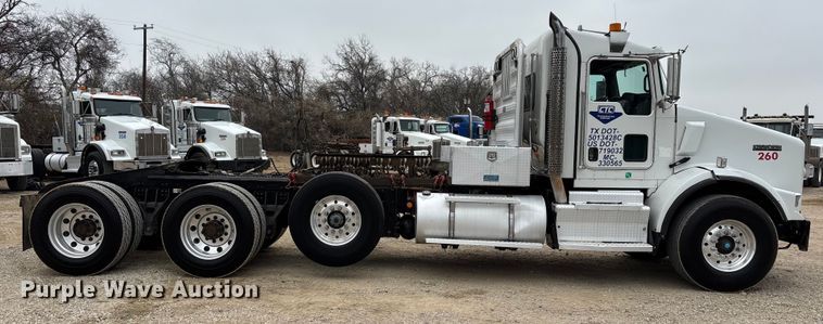 image for item EE1390 2014 Kenworth T800 semi truck