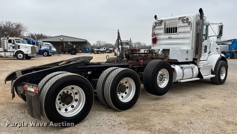 image for item EE1390 2014 Kenworth T800 semi truck