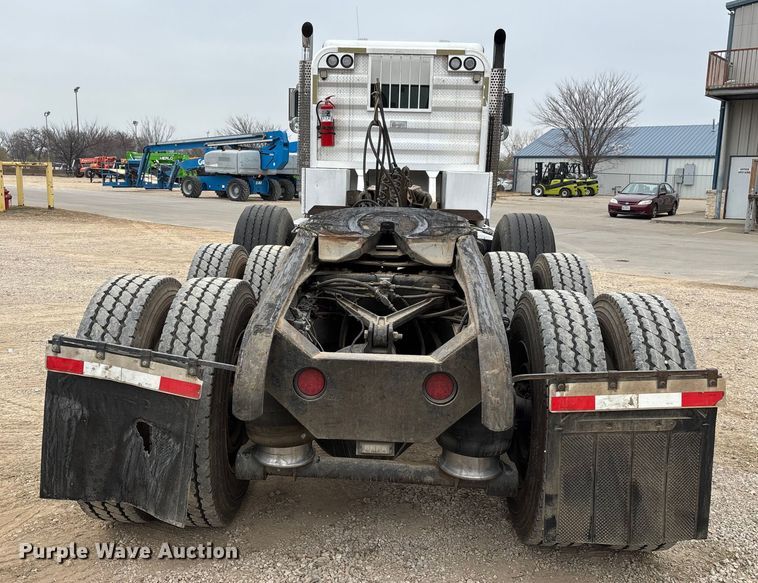 image for item EE1390 2014 Kenworth T800 semi truck