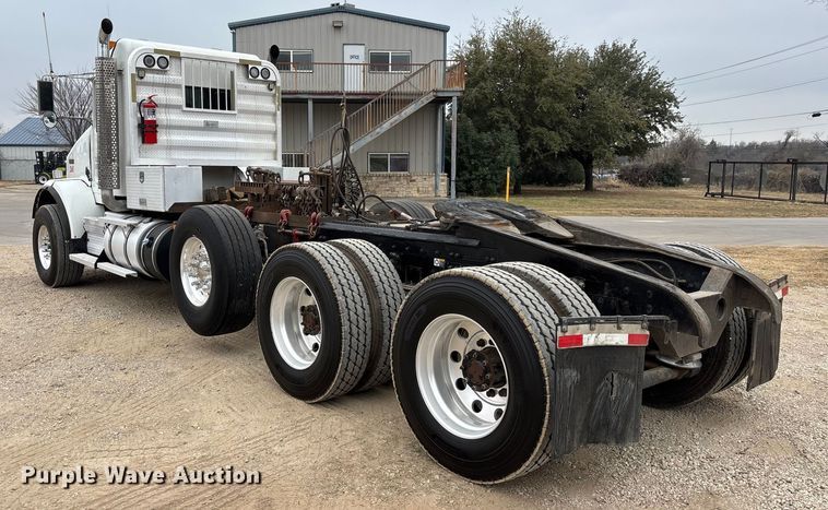 image for item EE1390 2014 Kenworth T800 semi truck