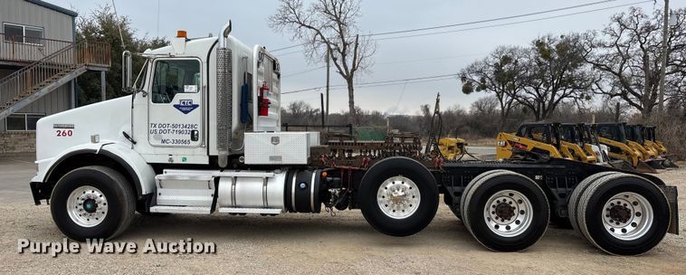 image for item EE1390 2014 Kenworth T800 semi truck