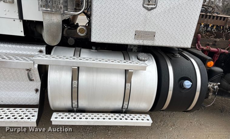 image for item EE1390 2014 Kenworth T800 semi truck