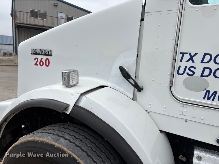 image for item EE1390 2014 Kenworth T800 semi truck