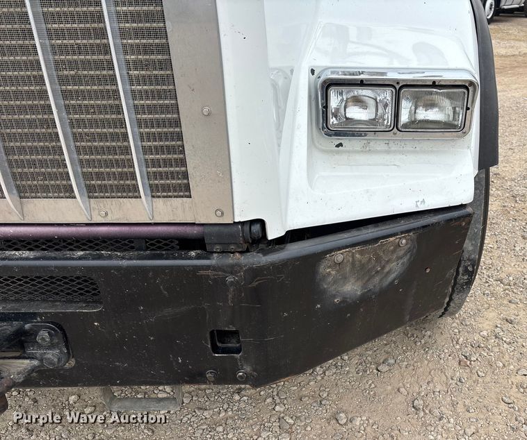 image for item EE1390 2014 Kenworth T800 semi truck