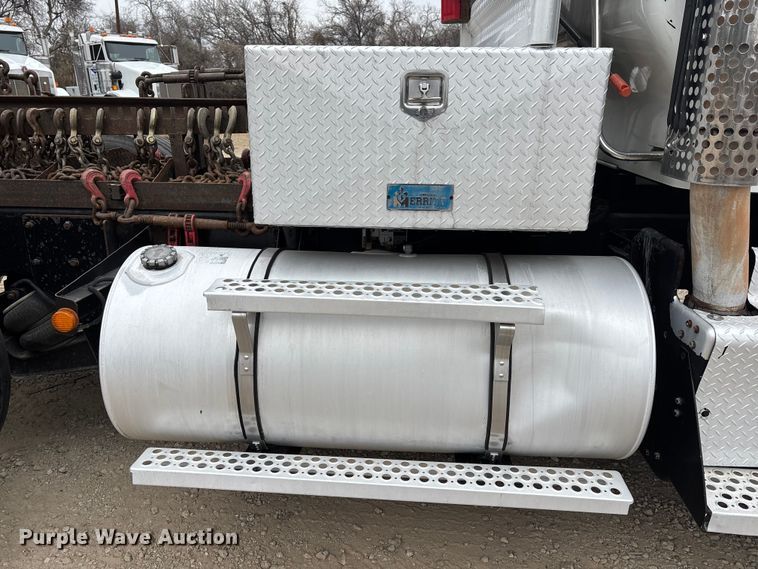 image for item EE1390 2014 Kenworth T800 semi truck