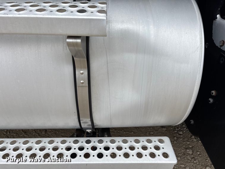 image for item EE1390 2014 Kenworth T800 semi truck