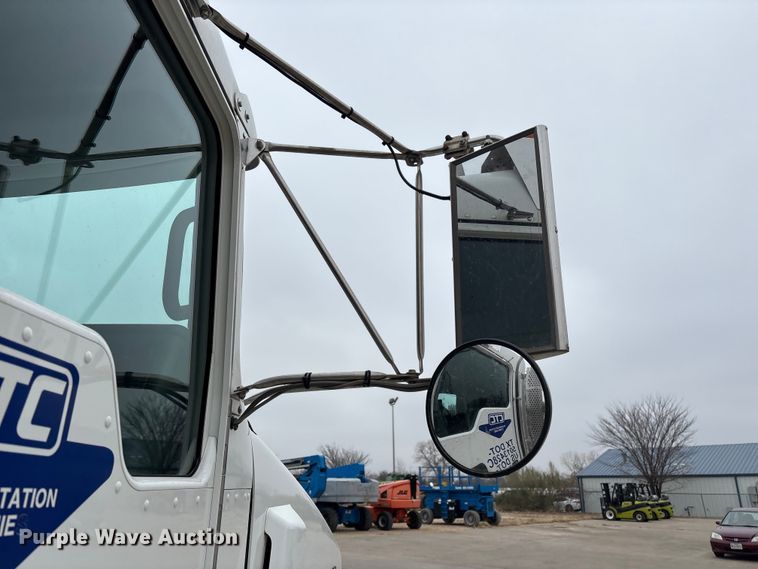 image for item EE1390 2014 Kenworth T800 semi truck