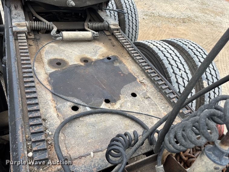 image for item EE1390 2014 Kenworth T800 semi truck