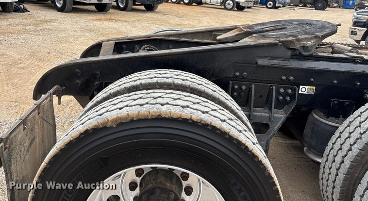 image for item EE1390 2014 Kenworth T800 semi truck