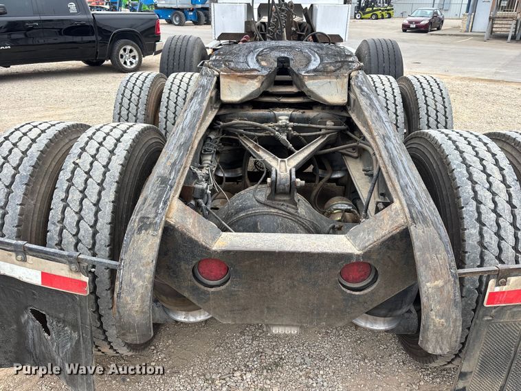 image for item EE1390 2014 Kenworth T800 semi truck