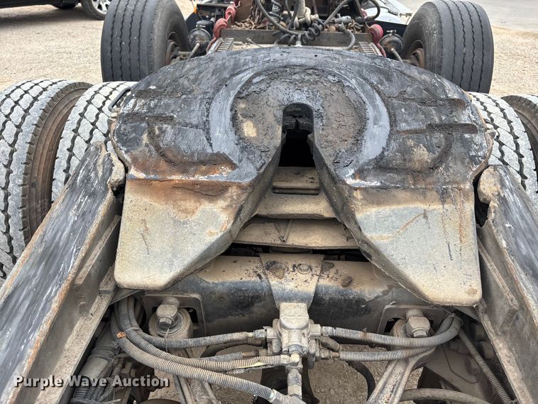 image for item EE1390 2014 Kenworth T800 semi truck