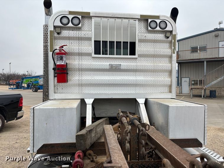 image for item EE1390 2014 Kenworth T800 semi truck