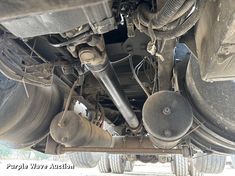 image for item EE1390 2014 Kenworth T800 semi truck