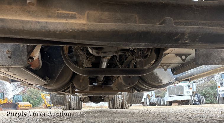 image for item EE1390 2014 Kenworth T800 semi truck