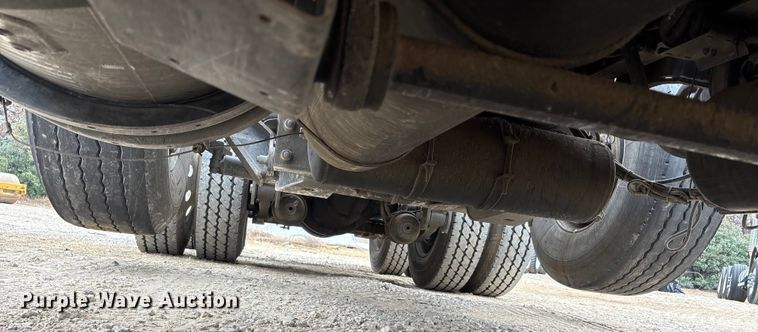 image for item EE1390 2014 Kenworth T800 semi truck