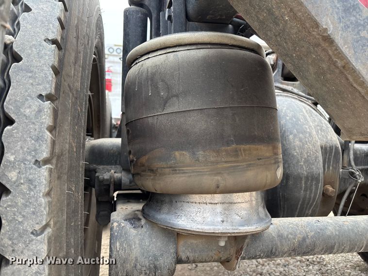 image for item EE1390 2014 Kenworth T800 semi truck