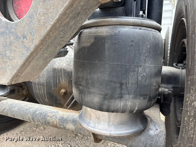 image for item EE1390 2014 Kenworth T800 semi truck