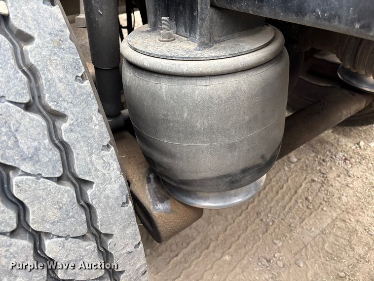 image for item EE1390 2014 Kenworth T800 semi truck