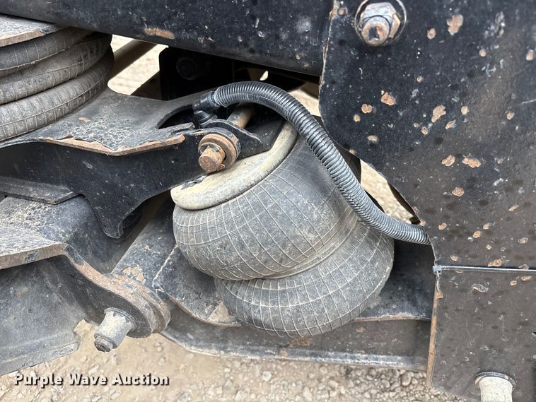 image for item EE1390 2014 Kenworth T800 semi truck