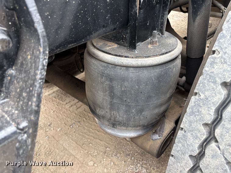 image for item EE1390 2014 Kenworth T800 semi truck