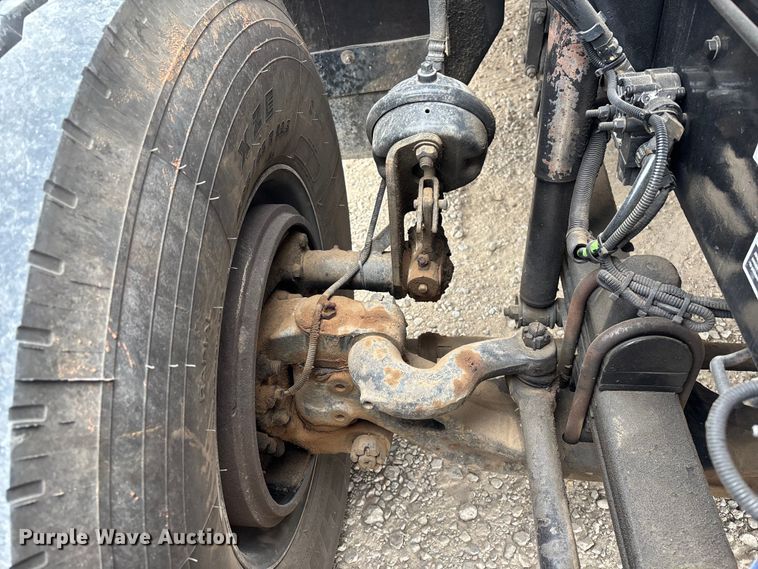 image for item EE1390 2014 Kenworth T800 semi truck