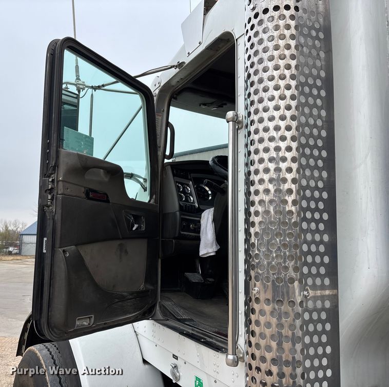 image for item EE1390 2014 Kenworth T800 semi truck