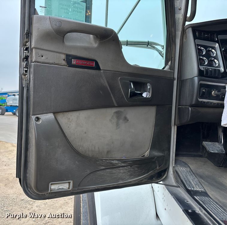 image for item EE1390 2014 Kenworth T800 semi truck