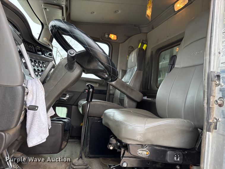 image for item EE1390 2014 Kenworth T800 semi truck