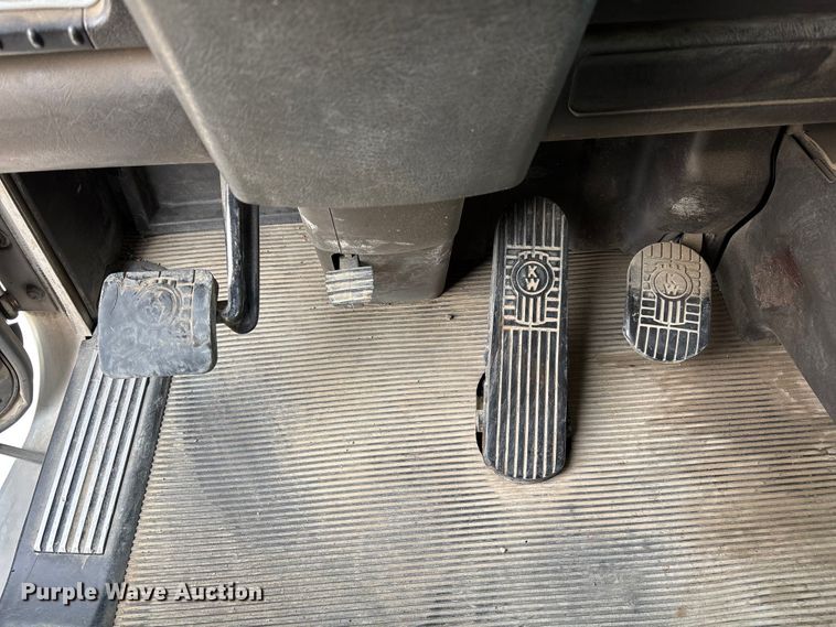 image for item EE1390 2014 Kenworth T800 semi truck