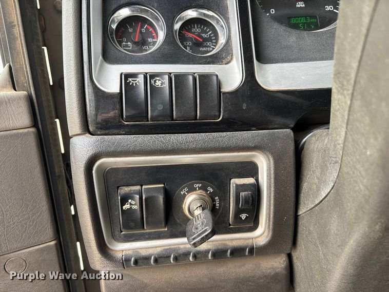 image for item EE1390 2014 Kenworth T800 semi truck