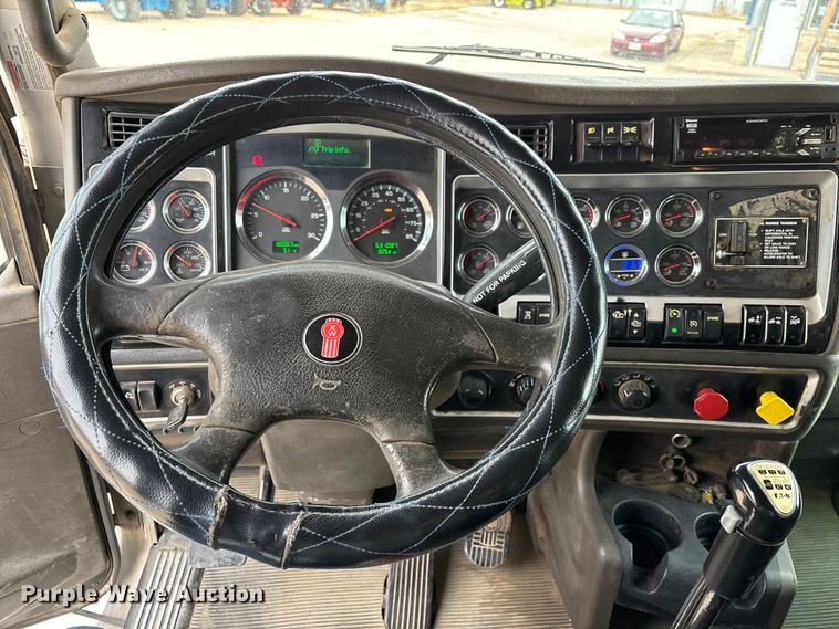 image for item EE1390 2014 Kenworth T800 semi truck