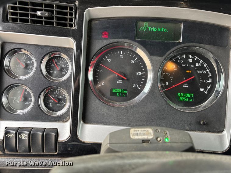 image for item EE1390 2014 Kenworth T800 semi truck