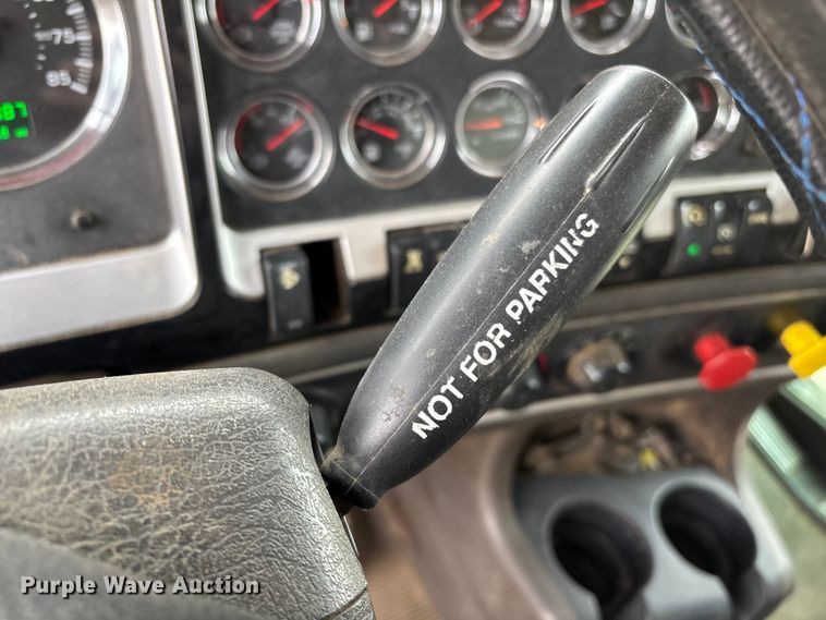 image for item EE1390 2014 Kenworth T800 semi truck