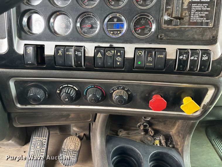 image for item EE1390 2014 Kenworth T800 semi truck