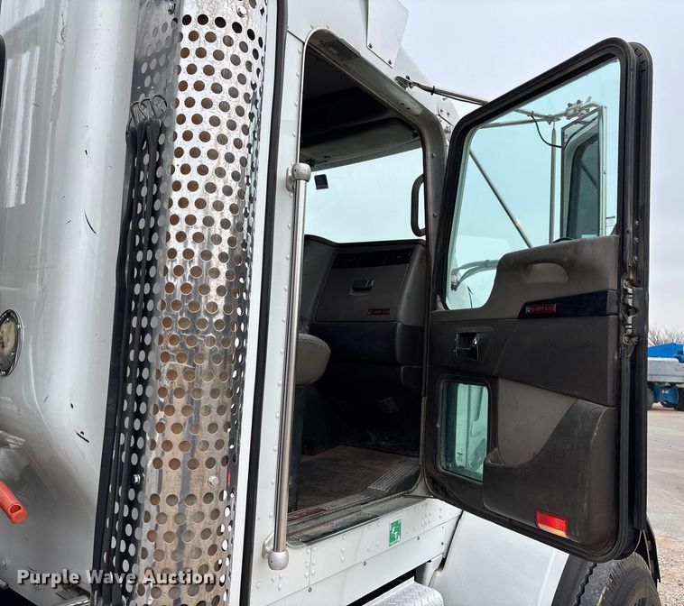 image for item EE1390 2014 Kenworth T800 semi truck