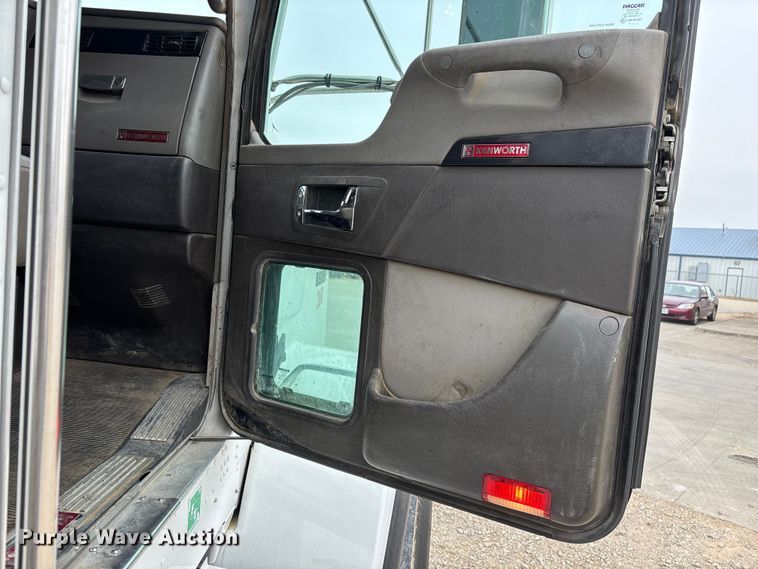 image for item EE1390 2014 Kenworth T800 semi truck