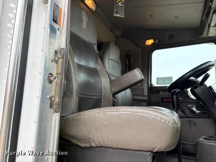 image for item EE1390 2014 Kenworth T800 semi truck