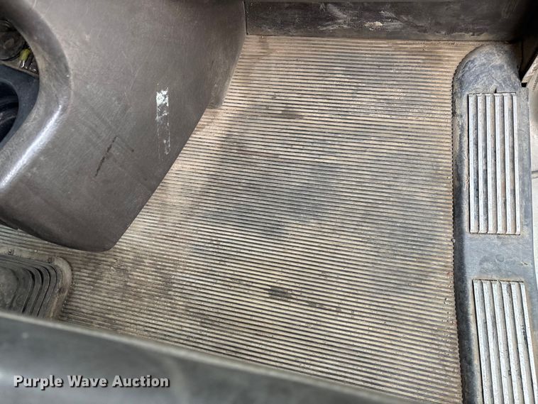 image for item EE1390 2014 Kenworth T800 semi truck