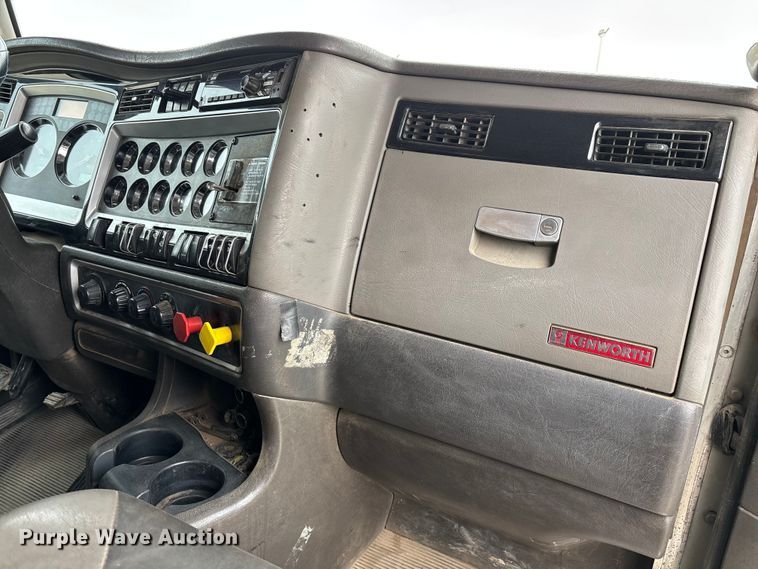 image for item EE1390 2014 Kenworth T800 semi truck