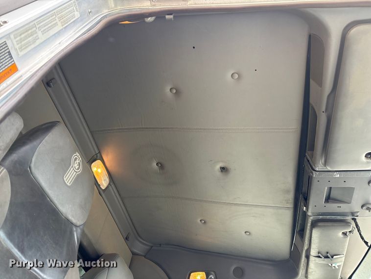 image for item EE1390 2014 Kenworth T800 semi truck