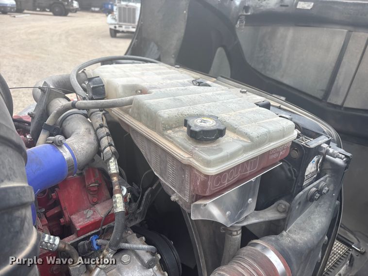 image for item EE1390 2014 Kenworth T800 semi truck