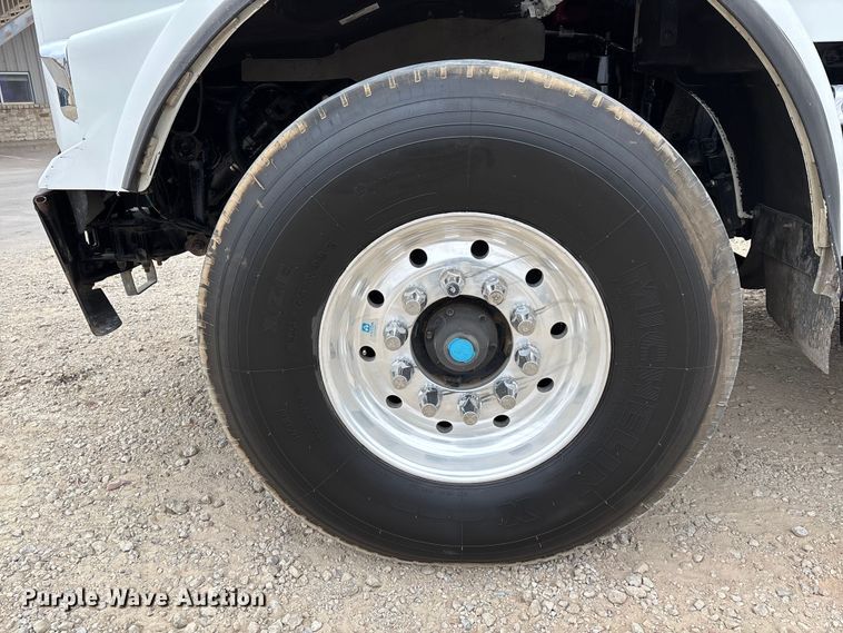 image for item EE1390 2014 Kenworth T800 semi truck